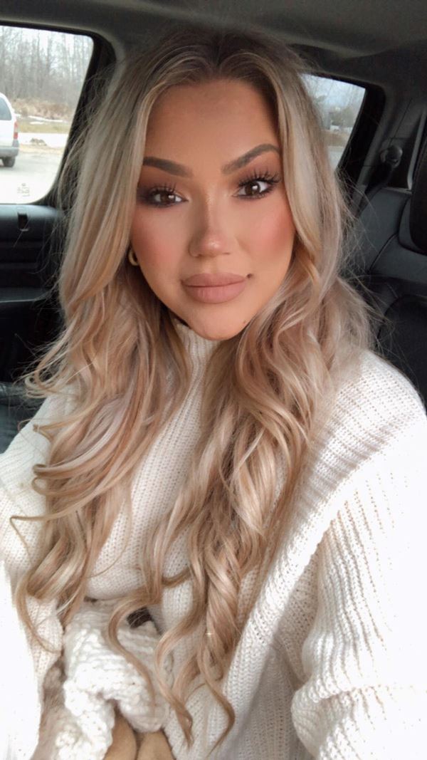 Stephanie from Canada wearing the 20" Premium X-Treme Mixed #11/24